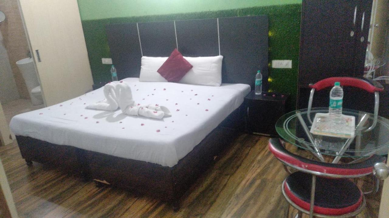 The Palm Tree -Family Stay Amritsar Bagian luar foto